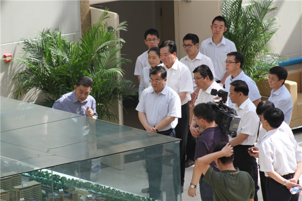 河北省省长张庆伟一行听取燕达集团董事长李怀讲解健康城概况