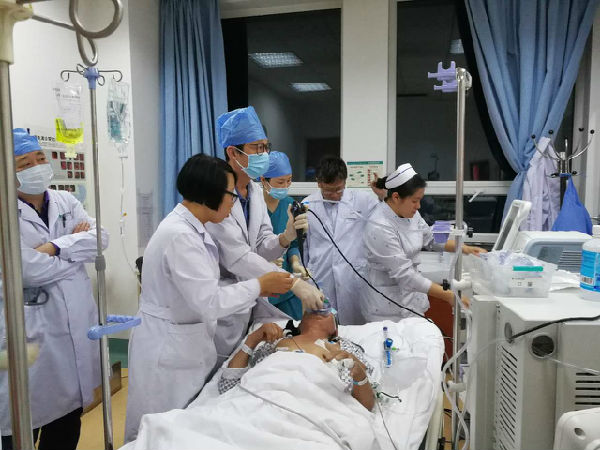 我院完成"无创呼吸机通气支持下纤维支气管镜灌洗吸痰术"